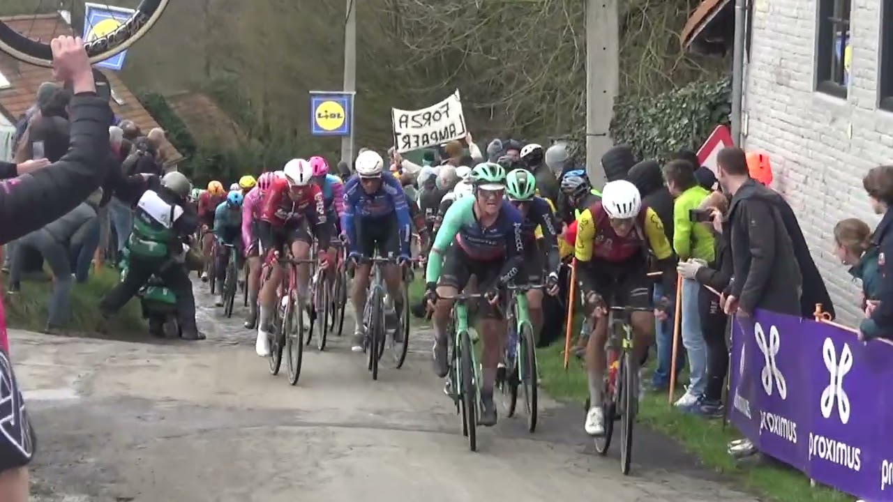 Mathieu van der Poel slaat toe op de Molenberg in Omloop het Nieuwsblad 2026