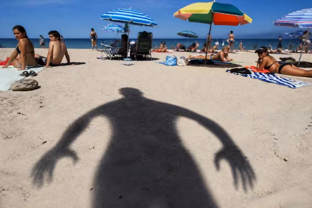 découvrez l'histoire captivante de cette ombre mystérieuse qui assombrit nos vacances et plongez dans un récit plein de suspense et d'émotions.