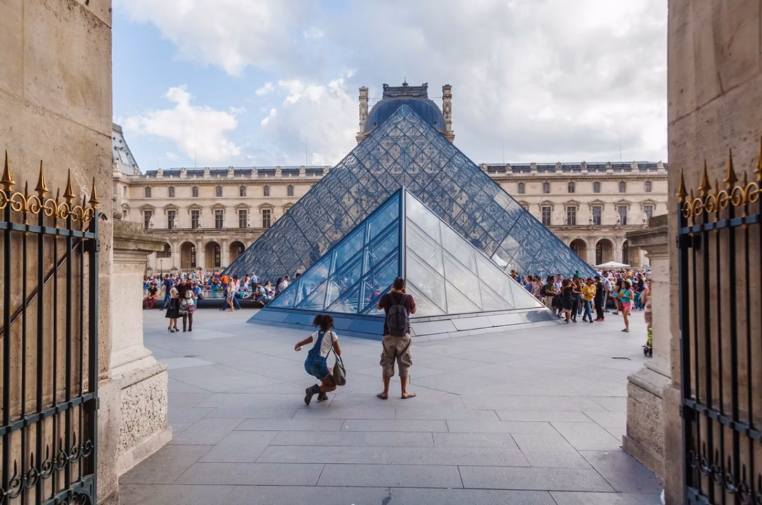 Illustration : Accessibilité, abonnements, visites guidées et conseils pour visiter le musée du Louvre