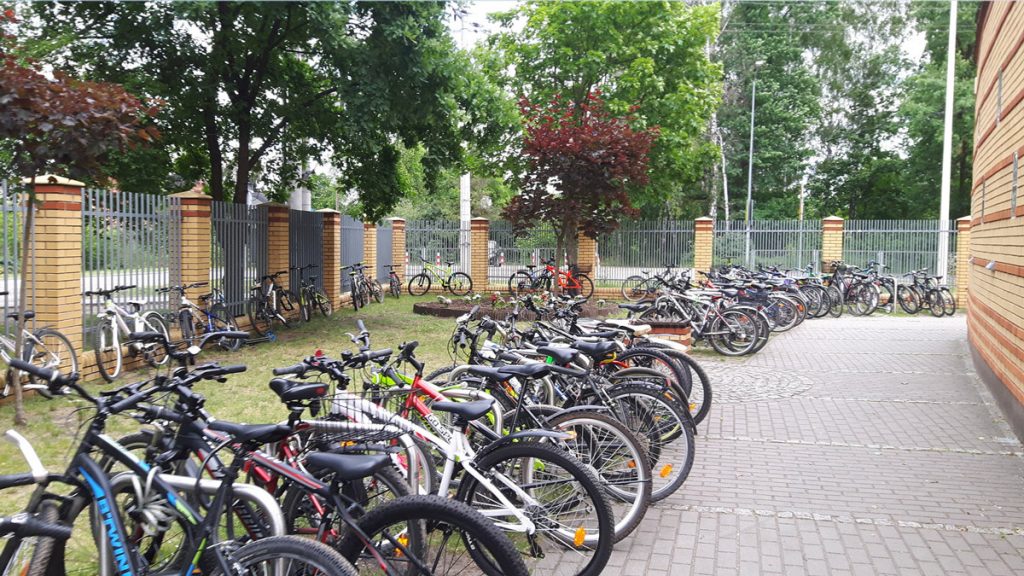 Varsovie - vélos près d’une école