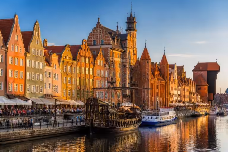 découvrez gdansk, la perle de la mer baltique en pologne, une ville riche en histoire, culture et paysages magnifiques à ne pas manquer.